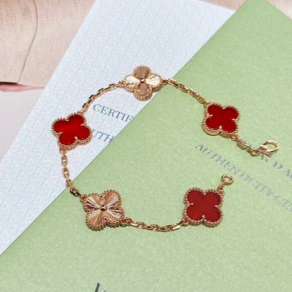 💎Authentic Van Cleef & Arpels 18K gold carnelized 5-flower bracelet💎 - Picture 1 of 6